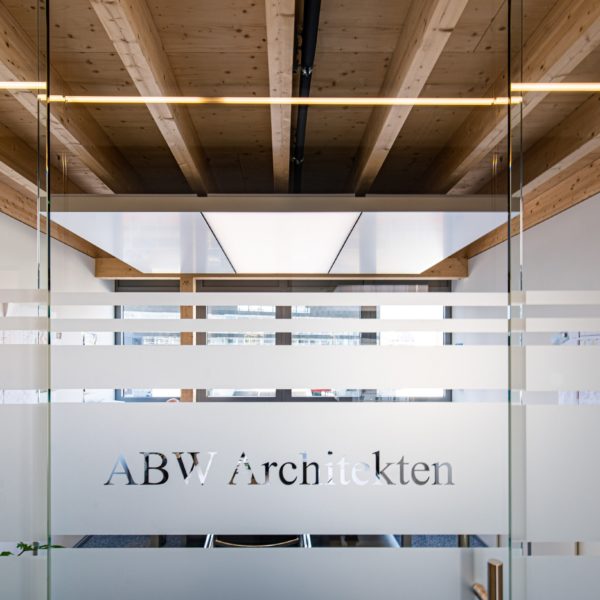 ABW Architekten Heiz K%C3%BChldecke mit Licht und Akustik von interpanel 03 600x600 - ABW Architekten GmbH