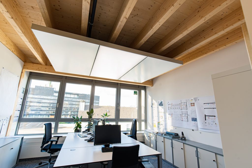 Arbeitsschutz: 10 Maßnahmen für einen kühlen Kopf bei Hitze im Büro ABW Architekten Heiz Kühldecke mit Licht und Akustik von interpanel 05 1024x683 - Arbeitsschutz: 10 Maßnahmen für einen kühlen Kopf bei Hitze im Büro
