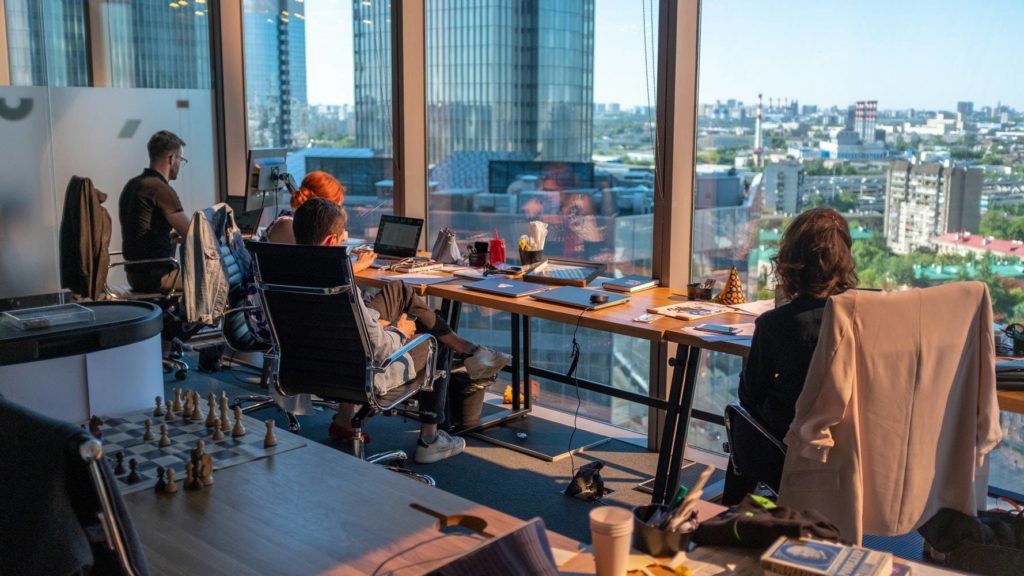 Temperaturen am Arbeitsplatz messen und bewerten Büroarbeitsplatz vor dem Fenster 1024x576 - Temperaturen am Arbeitsplatz messen und bewerten