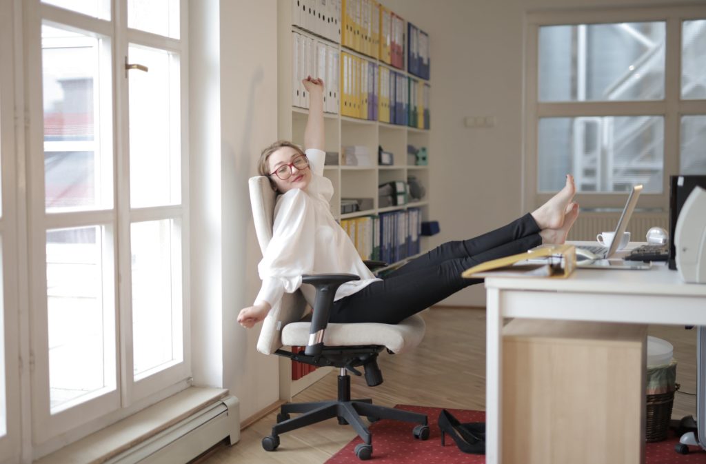 Buero mit Fensterlueftung 1024x673 - Kühlung oder Klimaanlage im Büro nachrüsten