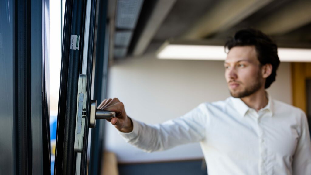 Kühldecken mit Fensterlüftung - Vergleich von taupunktUNabhängiger und taupunktabhängiger Kühlsegel 6164 interpanel kroop 2022 edited 1024x576 - Kühldecken mit Fensterlüftung - Vergleich von taupunktUNabhängiger und taupunktabhängiger Kühlsegel