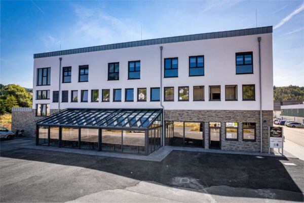 1001 interpanel ref overath2022 600x400 - Sanierung im Bestand mit Büro, Pflege und Restaurant in Overath