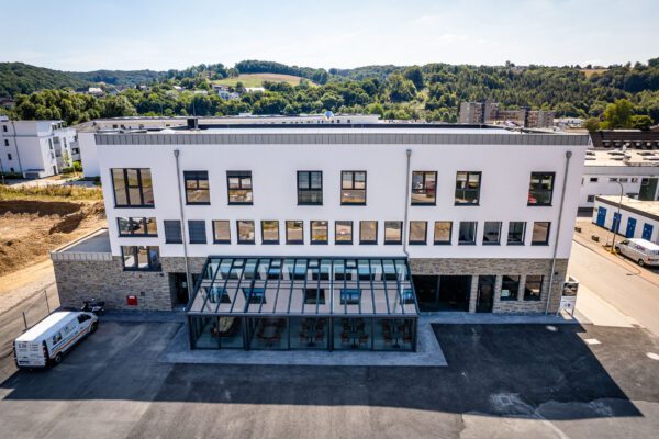 1008 interpanel ref overath2022 600x400 - Sanierung im Bestand mit Büro, Pflege und Restaurant in Overath