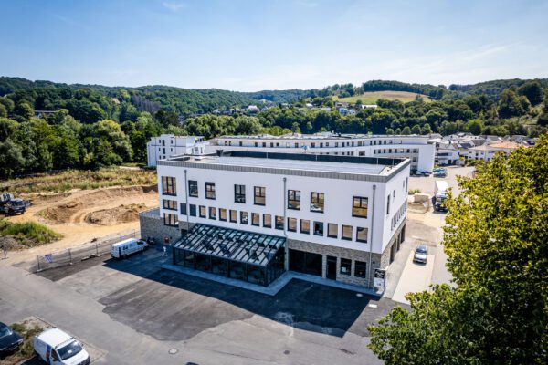 1012 interpanel ref overath2022 600x400 - Sanierung im Bestand mit Büro, Pflege und Restaurant in Overath