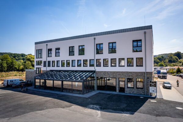 1028 interpanel ref overath2022 600x400 - Sanierung im Bestand mit Büro, Pflege und Restaurant in Overath