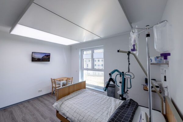 2617 interpanel ref overath2022 600x400 - Sanierung im Bestand mit Büro, Pflege und Restaurant in Overath