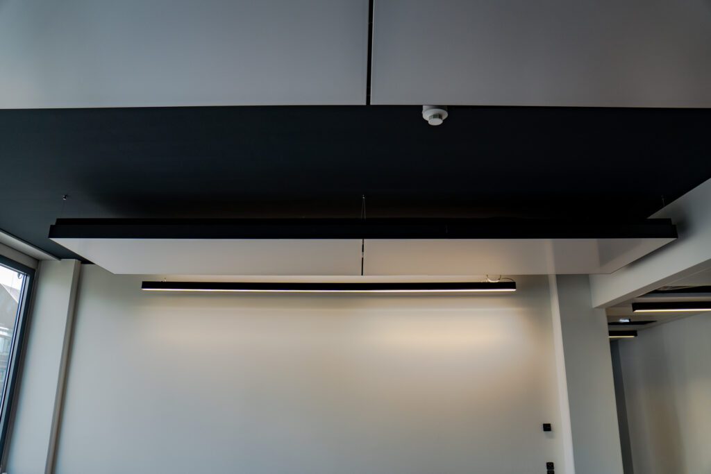 interpanel im Friedrichscarree Klimapanel mit Linearleuchten und Akustik